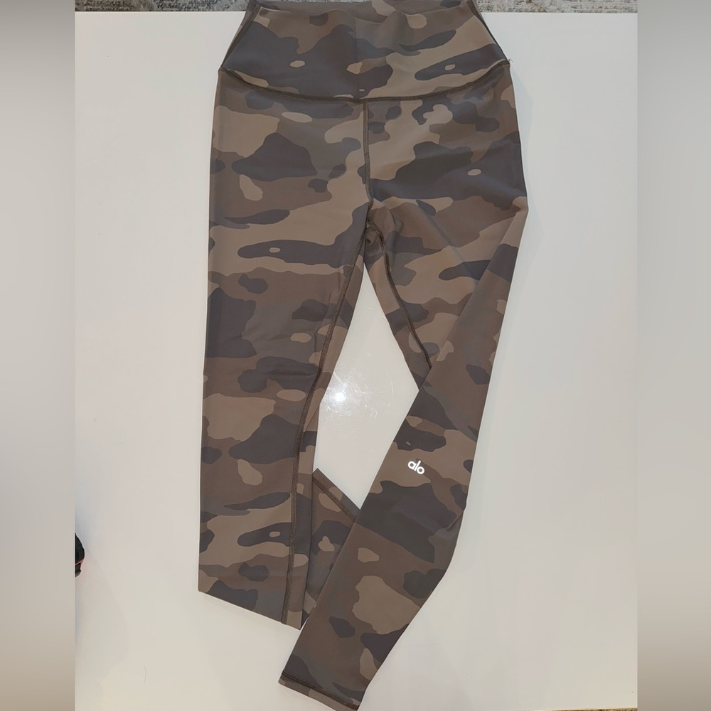 Alo camo leggings. Full length. Size L. Mid rise, not high rise. Light wear.